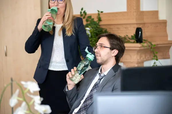 Dos Hombres Mujeres Negocios Descansando Para Beber Agua Botellas Plástico — Foto de Stock