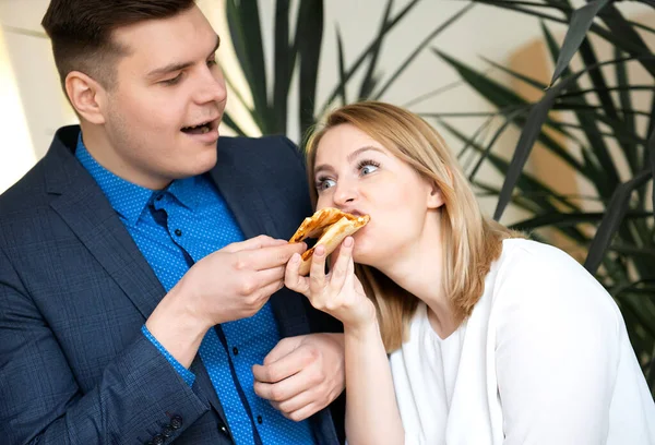 Jovem Atraente Engraçado Casal Mulher Homem Comendo Deliciosa Fatia Pizza — Fotografia de Stock