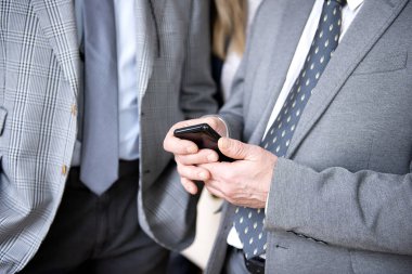 İletişim teknolojisi. İş adamı cep telefonu kullanarak mesajlaşma ya da mesajlaşma ortakları