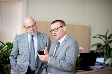 İletişim teknolojisi. İş adamı cep telefonu kullanarak mesajlaşma ya da mesajlaşma ortakları