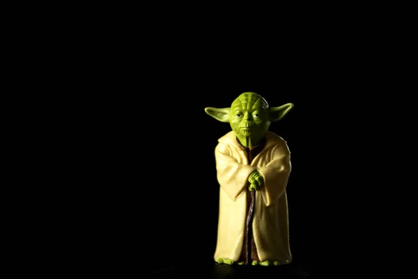 Riga, Letonya - 16 Mayıs 2021: Star Wars çocuk oyuncakçılarındaki kurgusal karakter figürlerinden Üstat Yoda, Jedi Düzeni 'nin Büyük Ustası ve Klon Askerleri' nin yüksek rütbeli bir generali olarak görev yapıyor..