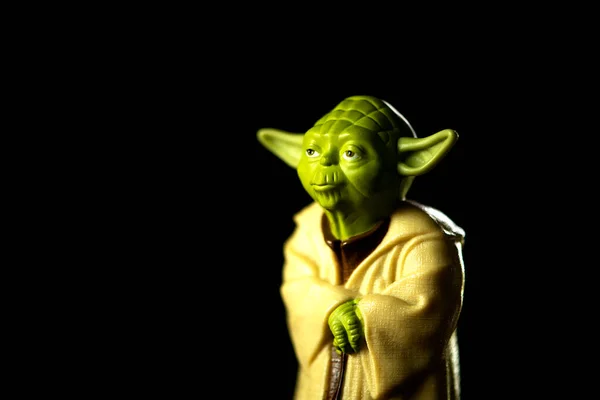 Riga, Letonya - 16 Mayıs 2021: Star Wars çocuk oyuncakçılarındaki kurgusal karakter figürlerinden Üstat Yoda, Jedi Düzeni 'nin Büyük Ustası ve Klon Askerleri' nin yüksek rütbeli bir generali olarak görev yapıyor..