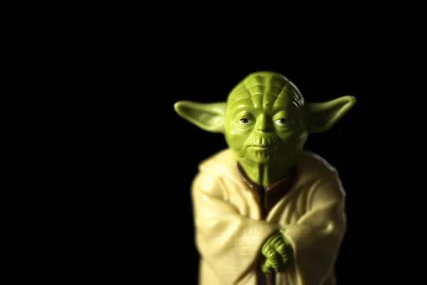 Riga, Letonya - 16 Mayıs 2021: Star Wars çocuk oyuncakçılarındaki kurgusal karakter figürlerinden Üstat Yoda, Jedi Düzeni 'nin Büyük Ustası ve Klon Askerleri' nin yüksek rütbeli bir generali olarak görev yapıyor..