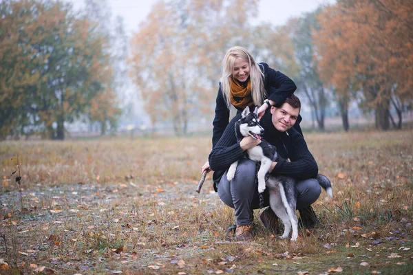 Junges Familienpaar Geht Mit Sibirischem Husky Hund Herbstpark Spazieren — Stockfoto