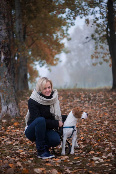 Junge Frau Mit Fröhlichem Beagle Hund Beim Gassigehen Und Spielen — Stockfoto