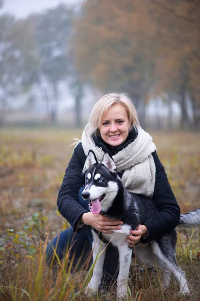 Wanita Muda Dengan Anjing Serak Siberia Yang Cantik Bermain Taman — Stok Foto