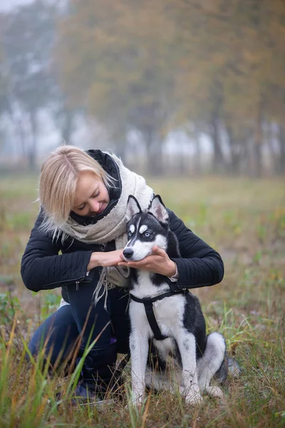 Mladá Žena Krásnou Sibiřský Husky Pes Hrát Městském Parku Během — Stock fotografie