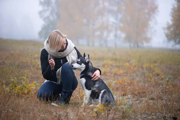 Mladá Žena Krásnou Sibiřský Husky Pes Hrát Městském Parku Během — Stock fotografie