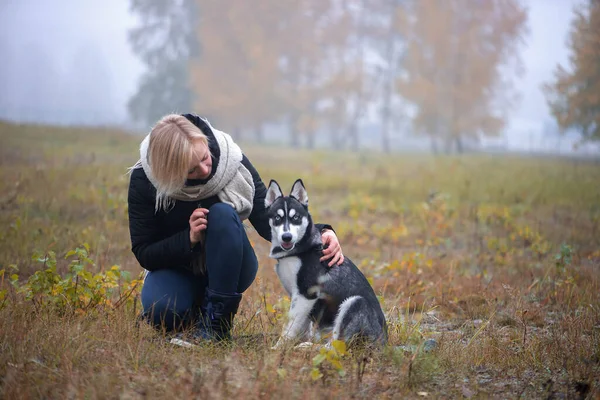Young Woman Beautiful Siberian Husky Dog Playing City Park Autumn — Stock Photo, Image