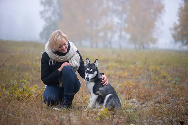 Junge Frau Mit Schönem Sibirischen Husky Hund Spielt Herbst Stadtpark — Stockfoto