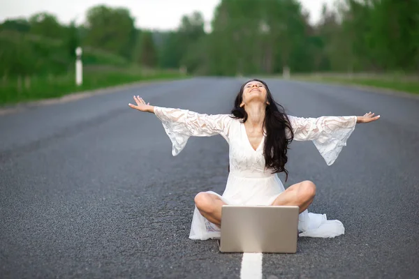 Jovem Mulher Feliz Sentado Com Computador Portátil Uma Linha Branca — Fotografia de Stock