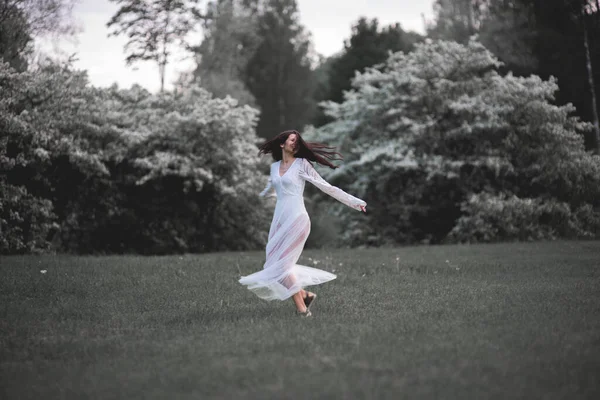 Jeune Femme Heureuse Brune Robe Blanche Cours Danse Dans Parc — Photo