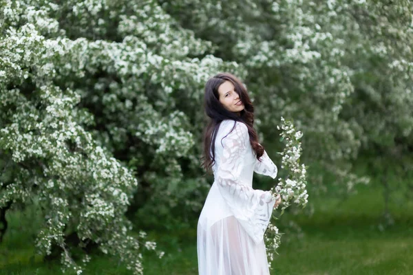 Portrait Une Belle Jeune Femme Dans Parc Dans Les Branches — Photo