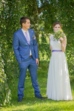 Düğün günlerinde genç gelin ve damat mutlu olsun. Düğün çifti - yeni aile! Gelinlik. Çiçeklerin düğün buketi