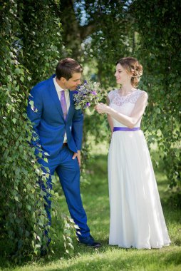 Düğün günlerinde genç gelin ve damat mutlu olsun. Düğün çifti - yeni aile! Gelinlik. Çiçeklerin düğün buketi