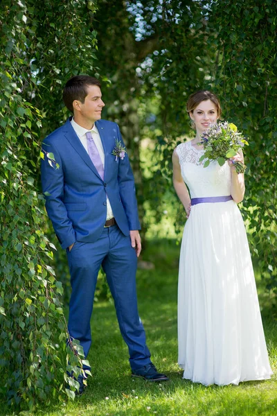 Glad Ung Brud Och Brudgum Deras Bröllopsdag Bröllopspar Familj Bröllopsklänning — Stockfoto
