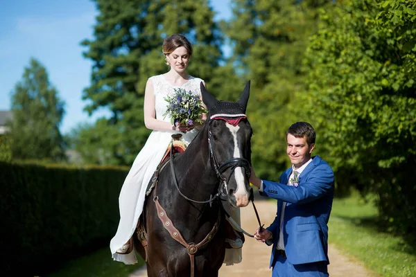 Retrato Casamento Livre Bela Noiva Atraente Está Livrando Cavalo Enquanto — Fotografia de Stock