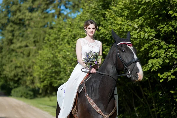 Mooi Portret Van Vrouw Bruid Met Paard Trouwdag — Stockfoto