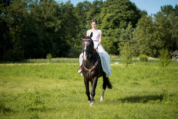 Mooi Portret Van Vrouw Bruid Met Paard Trouwdag — Stockfoto