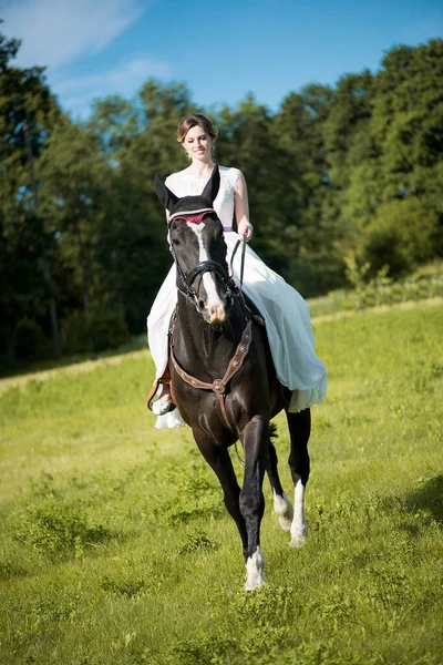 Красивый Портрет Невесты Лошадью День Свадьбы — стоковое фото