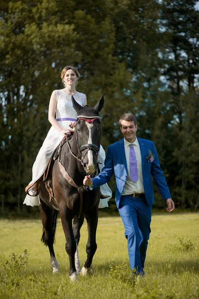 Bröllop Utomhus Porträtt Den Vackra Attraktiva Bruden Att Befria Hästen — Stockfoto