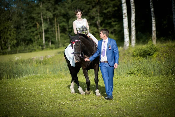 Bruiloft Outdoor Portret Mooie Aantrekkelijke Bruid Rijdt Het Paard Uit — Stockfoto