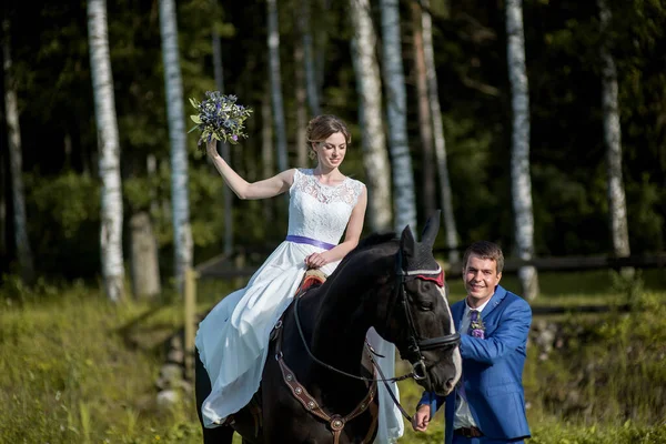 Retrato Casamento Livre Bela Noiva Atraente Está Livrando Cavalo Enquanto — Fotografia de Stock