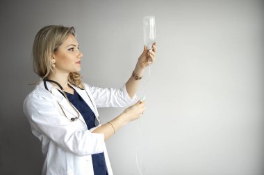 Şırınga, elinde tıbbi enjeksiyon, avuç içi ya da parmak. İğneli tıbbi plastik aşı ekipmanı. Hemşire ya da doktor. Sıvı uyuşturucu ya da uyuşturucu. Hastanede sağlık hizmeti.