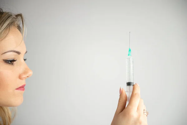 Spruta Medicinsk Injektion Handen Handflatan Eller Fingrarna Medicin Plast Vaccinationsutrustning — Stockfoto