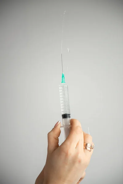 Jeringa Inyección Médica Mano Palma Los Dedos Medicina Equipo Vacunación — Foto de Stock