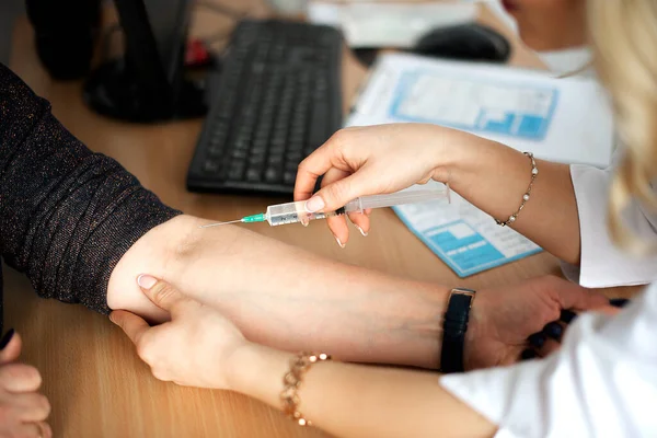 Mujer Joven Haciéndose Análisis Sangre — Foto de Stock