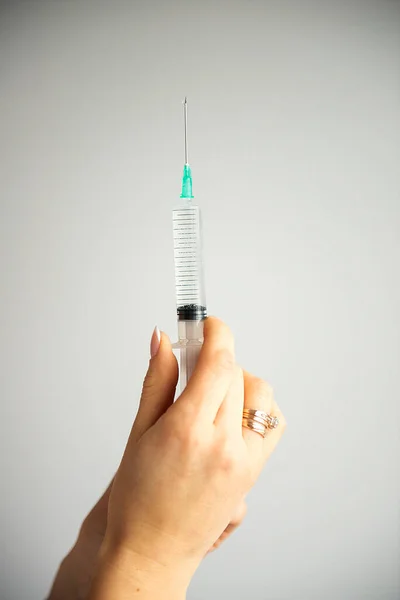 Syringe 손바닥이나 손가락을 Gray Medicine 플라스틱 장비에 — 스톡 사진