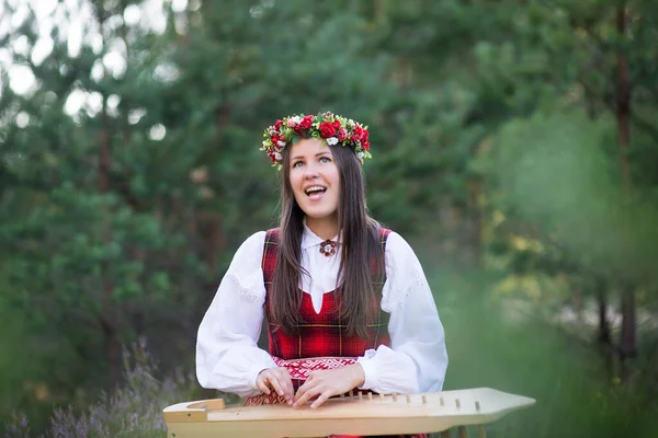 Porträtt Kvinna Med Harpa Vacker Brunhårig Kvinna Med Blomkrans Huvudet — Stockfoto