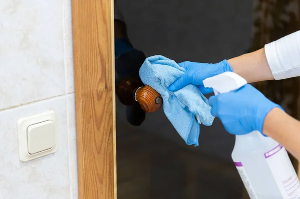 Eine Frau Schutzhandschuhen Und Anzug Führt Reinigungs Und Desinfektionsarbeiten Öffentlichen — Stockfoto