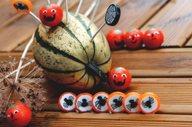 Ev ahşap terasta balkabağı ve şekerlerle Cadılar Bayramı dekorasyonları 