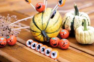 Ev ahşap terasta balkabağı ve şekerlerle Cadılar Bayramı dekorasyonları 