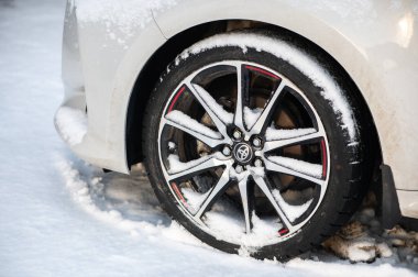 Letonya, Riga- Ocak 04.2026: Karlı Araba Toyota Tekerleği Kış Koşullarında Park Edildi
