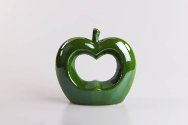 Mum ışığında gizemli maske