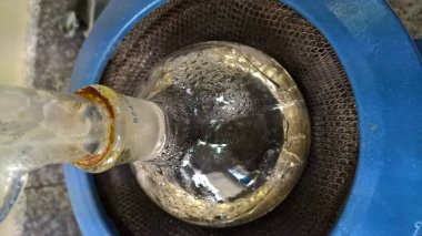 Soxhlet ayrıştırıcı galss şişesinin fotoğrafı