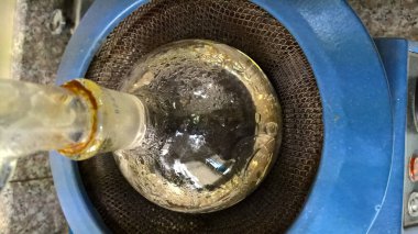 Soxhlet ayrıştırıcı galss şişesinin fotoğrafı