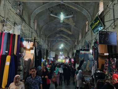 Shiraz, İran - 27 Mart 2017: Şiraz 'daki geleneksel pazarda antika fotoğrafları