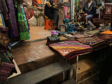 Shiraz, İran - 27 Mart 2017: Şiraz 'daki geleneksel pazarda antika fotoğrafları