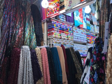 Shiraz, İran - 27 Mart 2017: Şiraz 'daki geleneksel pazarda antika fotoğrafları