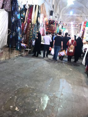 Shiraz, İran - 27 Mart 2017: Şiraz 'daki geleneksel pazarda antika fotoğrafları