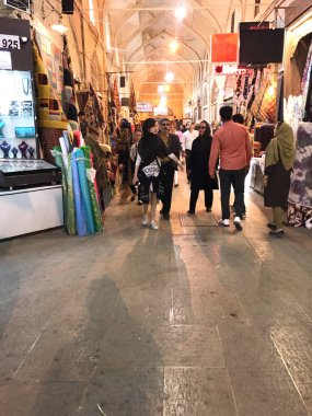 Shiraz, İran - 27 Mart 2017: Şiraz 'daki geleneksel pazarda antika fotoğrafları