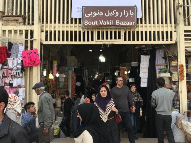 Shiraz, İran - 27 Mart 2017: Şiraz 'daki geleneksel pazarda antika fotoğrafları