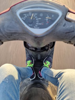 Basra, Irak - 22 Nisan 2020: Hızlı otomatik motosiklet fotoğrafı