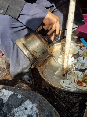 Basra, Irak - 27 Nisan 2020: Basra şehrinde geleneksel çay yapımı