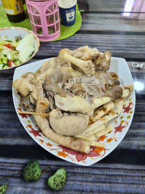 Basra, Irak - 25 Nisan 2020: Basra şehrinde geleneksel Trotters çorbası tabağı