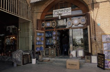 Esfahan, İran - 7 Eylül 2015: Esfahan şehrinde geleneksel fotoğraf pazarı